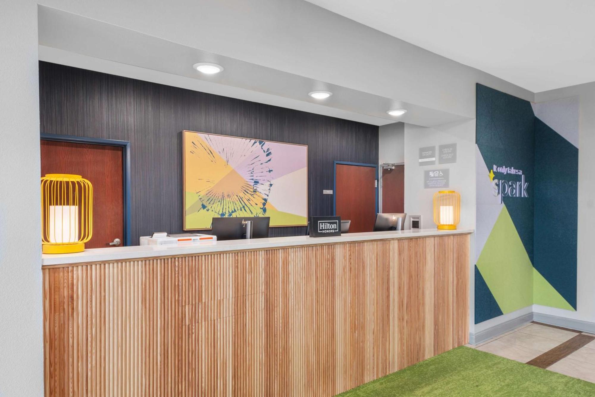Spark By Hilton Minot Exterior photo